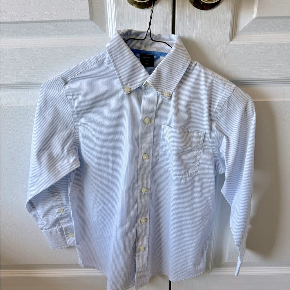 GapKids Size Small blue and white pin striped long sleeved button down shirt